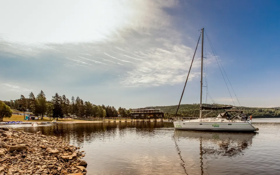 Lipno láká na aktivní dovolenou v apartmánech s vlastní flotilou plachetnic