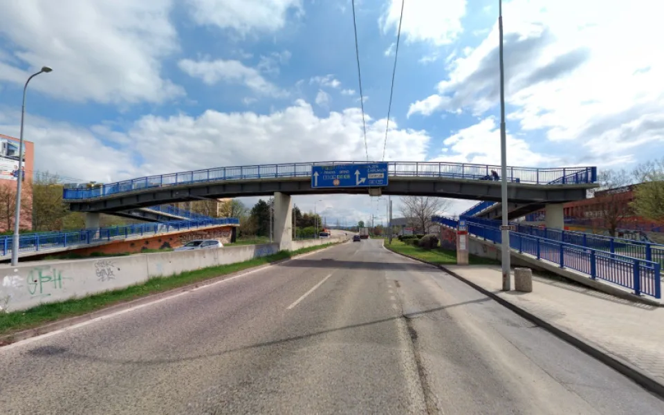 Lávku na Vltavě-střed čeká přes léto rekonstrukce, dočasně ji nahradí poptávkový přechod