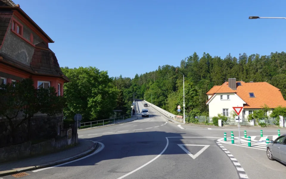 V Táboře upravili nebezpečnou křižovatku u Švehlova mostu, přibyli sloupky i dopravní značení