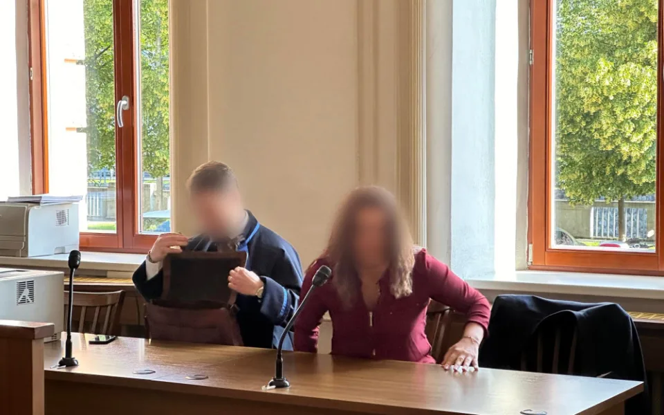 Syn měl před ostatními dětmi sedět nahý za trest na židličce, popsala praktiky v soukromé školce svědkyně
