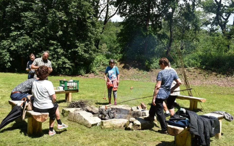 Bývalý lom přetvořili v Písku na veřejné ohniště, láká na pikniky i opékání špekáčků