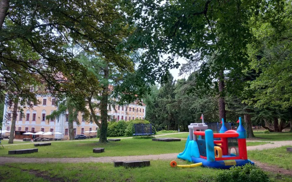 Týraná zvířata i dráha pro čtyřkolky. Kulturní památku mění bez povolení na zábavní park, úřady jsou bezmocné