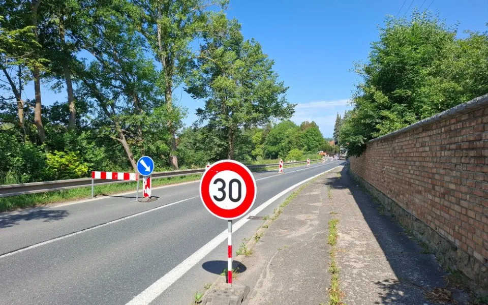 Ve Lnářích je na dvou úsecích I/20 kousek od sebe kyvadlový provoz