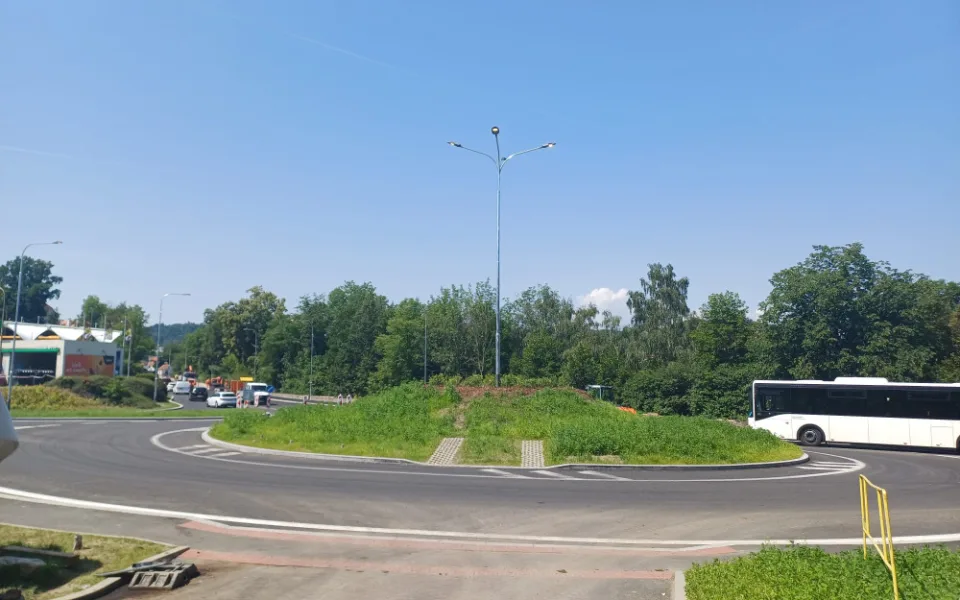 Nový kruhový objezd pod autobusovým nádražím v Českéím Krumlově otevřou již v pátek dopoledne