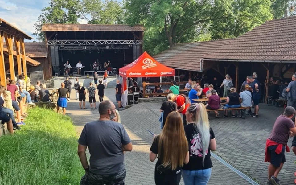 Holkov rozezní Rock show. Zahraje kapela TribU2