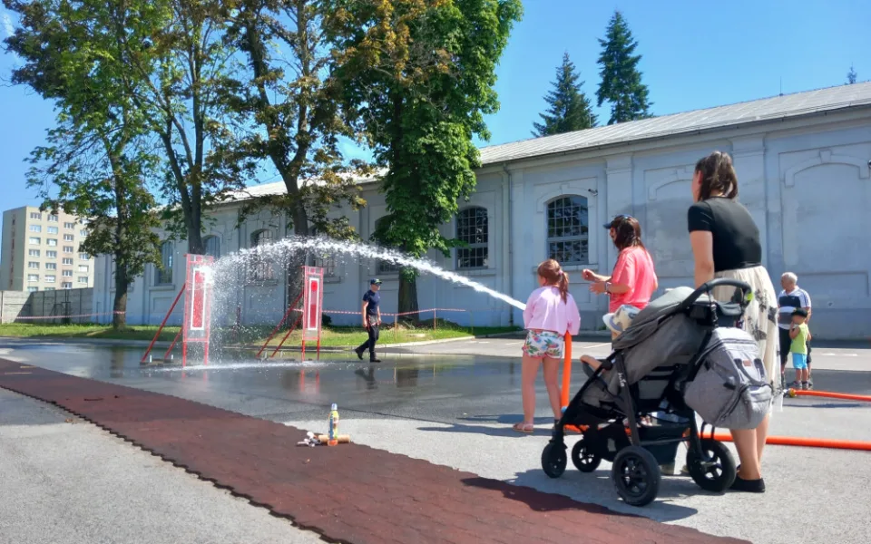 Den otevřených dveří na požárních stanicích nabídl ukázky těžké techniky i hasičských zásahů