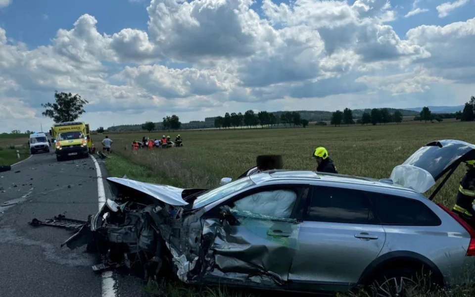 Vážná dopravní nehoda u Dražic. Mezi zraněnými jsou i tři děti