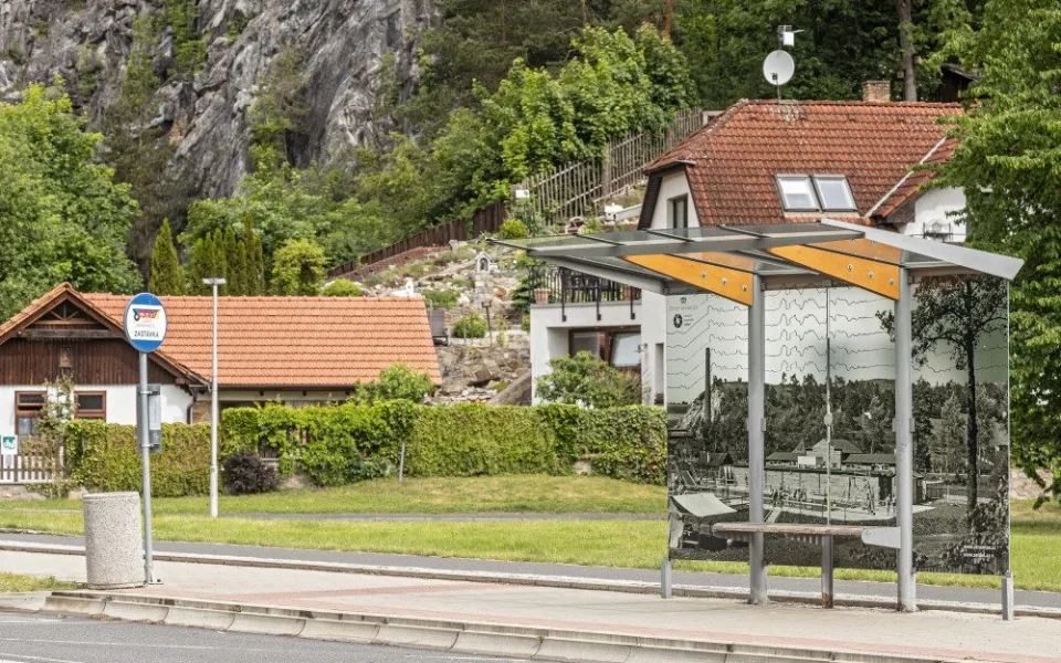 Fotografie na skleněných stěnách autobusových zastávek poučí o historie a ochrání ptáky před nárazem