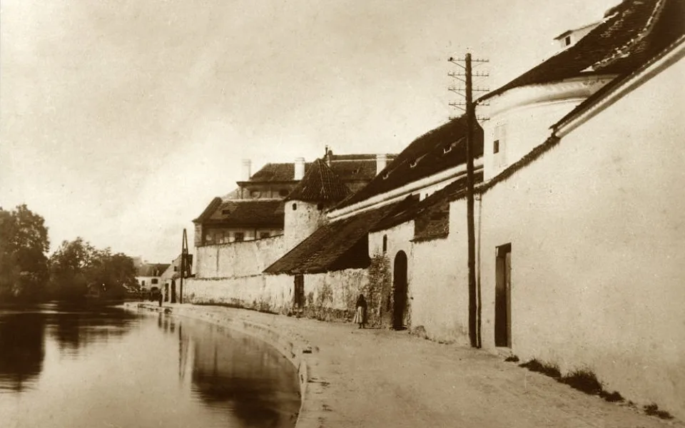 DRBNA HISTORIČKA: Při čištění slepého ramene u Sokolského ostrova vytěžili dělníci 5 tisíc kubíků bahna