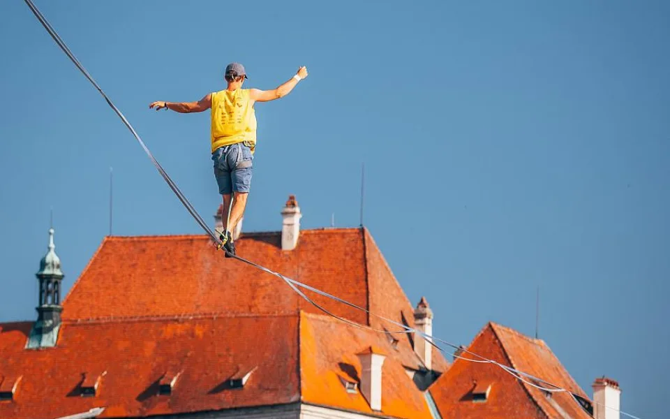 KULTURNÍ TIPY: Užijte si Highline festival v Krumlově nebo si zatančete na Střeše