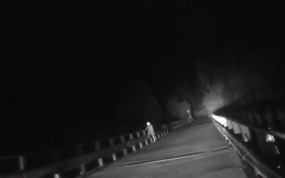 Žena chtěla skočit z mostu. Zabránili jí policisté