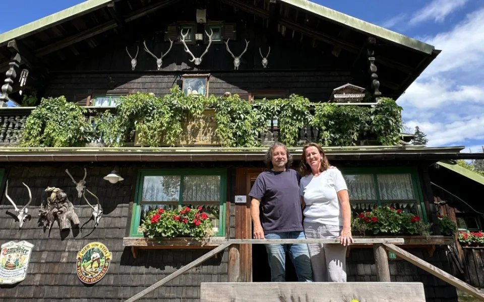 Nejslavnější výletní restaurace Šumavy a Bavorského lesa má dlouhou rodinnou tradici. Vlastní ji a provozuje německo-český manželský pár