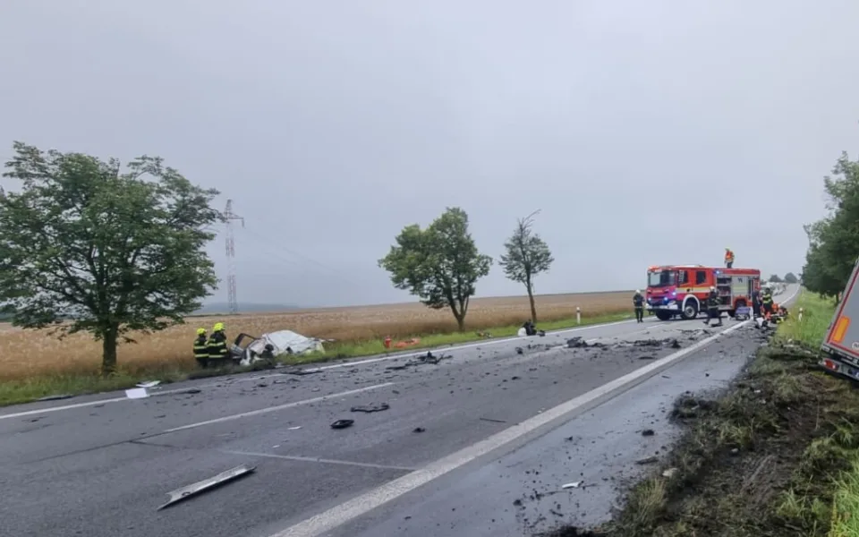 Vážná dopravní nehoda u Protivína, řidič osobního auta nepřežil střet s kamionem