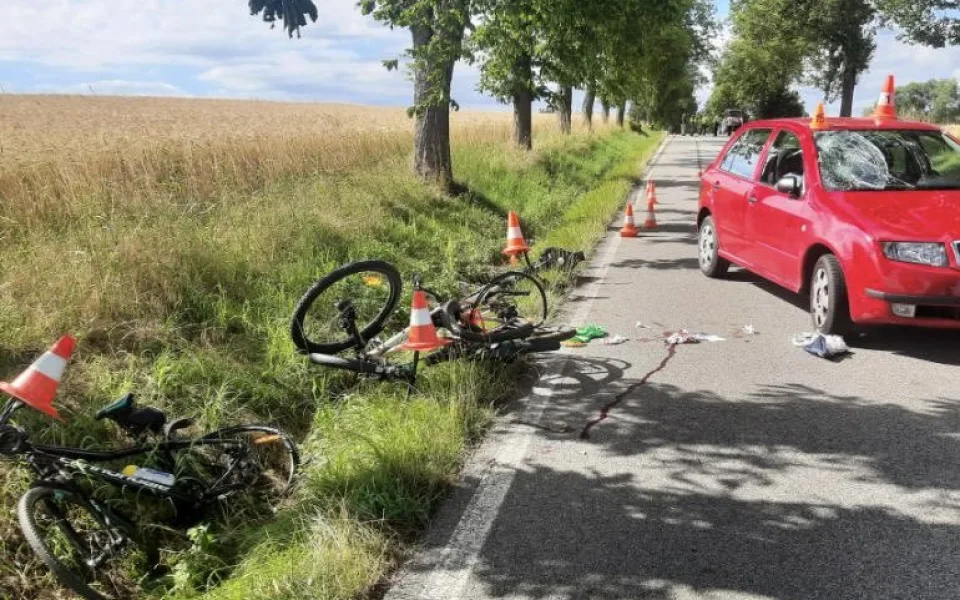 Řidička se vyhýbala autu a narazila do skupiny cyklistů. Zraněné jsou tři děti, dospělého transportoval vrtulník