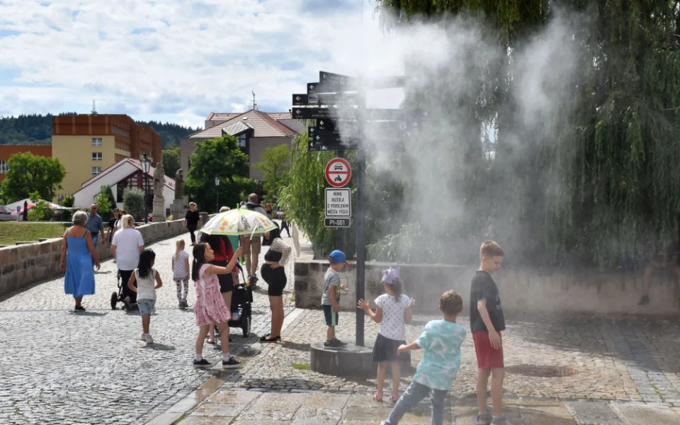 Rozcestník u Kamenného mostu v Písku se proměnil v mlžítko, město plánuje jejich počet do budoucna rozšířit