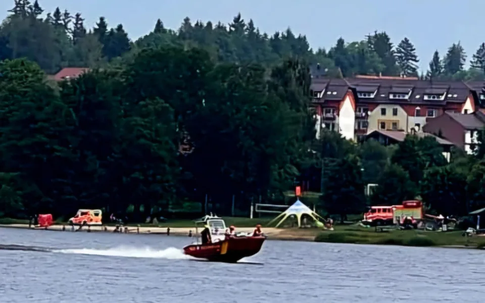 Na pláži ve Frymburku utonul starší muž
