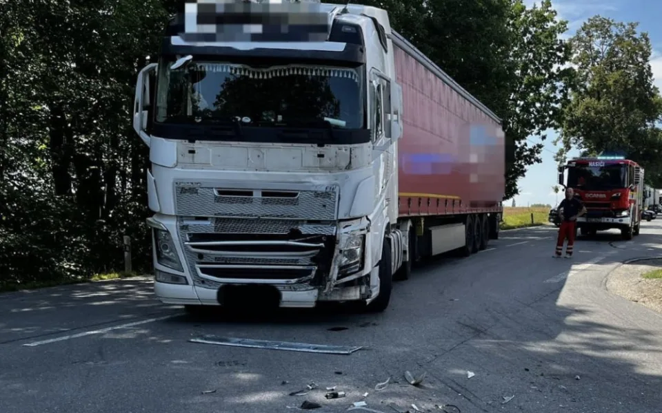 Silnici u Veselí nad Lužnicí zablokovala vážná nehoda, při které se střetl motorkář s nákladním automobilem