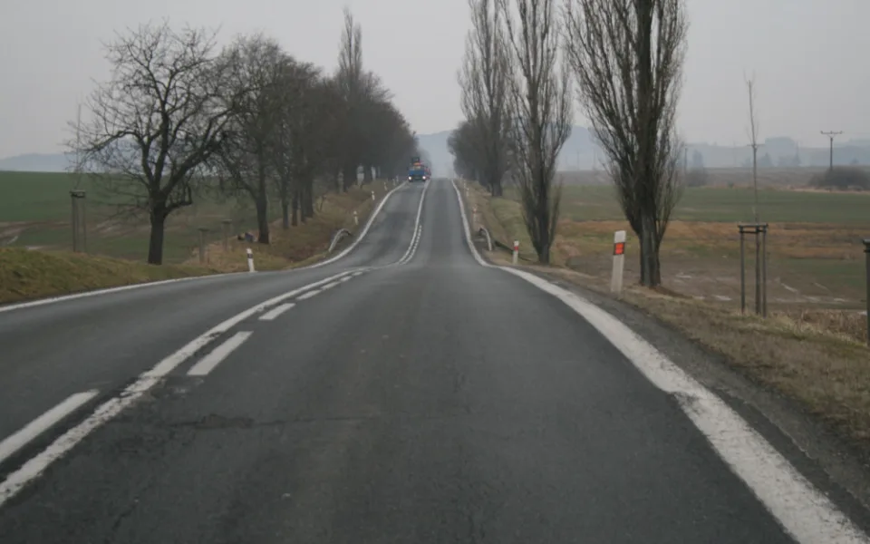Silničáři začnou o víkendu opravovat silnici u Strakonic. Dostane nový povrch