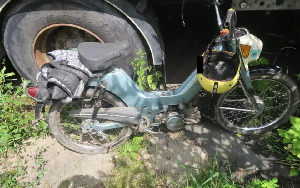 Opilý mladík bez řidičáku havaroval na neregistrované motorce. Před policií chtěl utéct