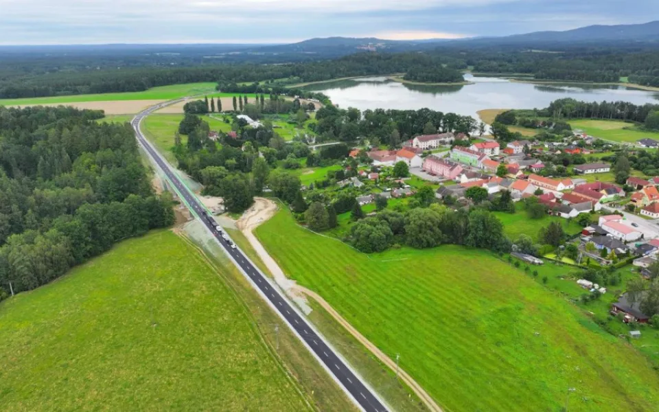 Obchvatu kolem Žáru se otevřel pro řidiče, stavaři dokončili stavbu o tři měsíce dřív