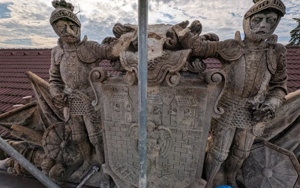 Restaurátoři obnovují sousoší na bývalých kasárnách v Českých Budějovicích, znázorňuje původní znak města