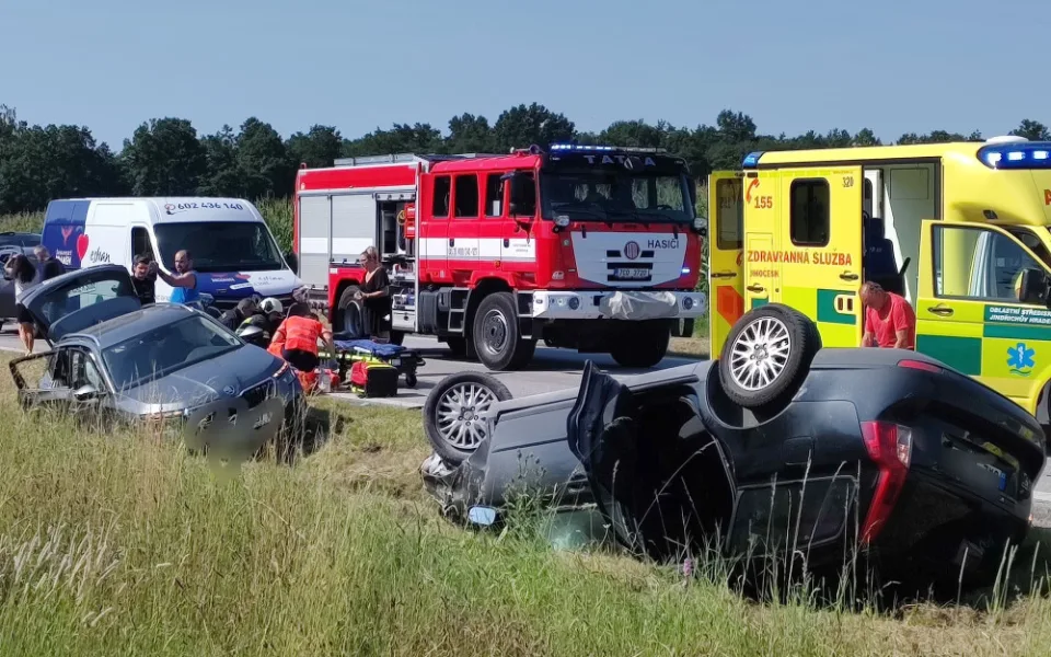 U obce Přeseky se srazila dvě osobní auta. Na místě zasahuje vrtulník a silnice je zcela neprůjezdná