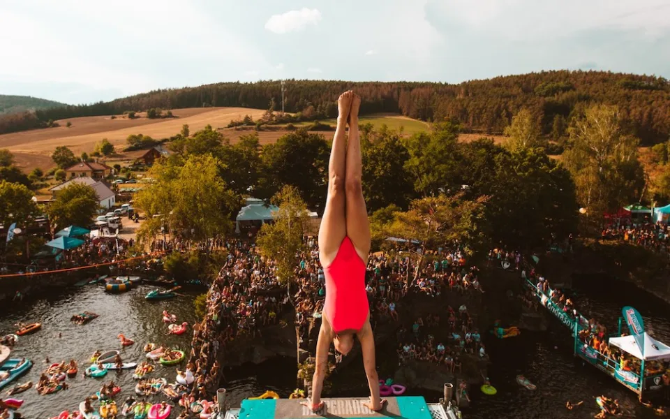 Evropská skokanská špička, Rohony a unikátní atmosféra. Highjump se blíží