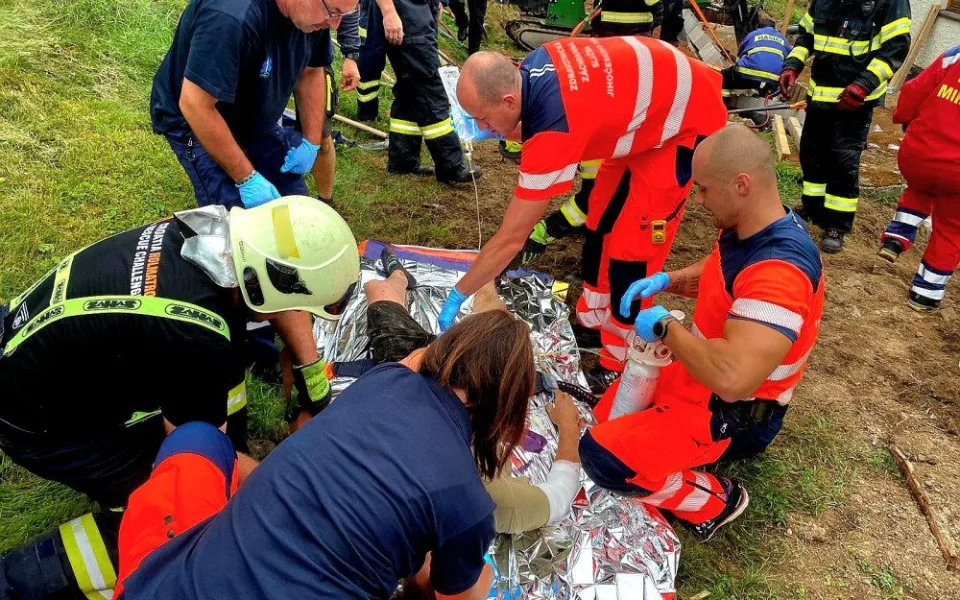 Dělníkovi uvízla ve výkopu noha. Zavaleného muže museli vyprostit hasiči se zdravotníky