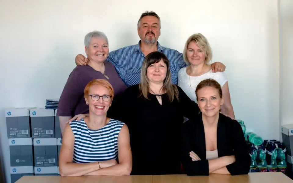 Z leva dole: Petra Jahodová, Lucie Szutová, Marie Hazuková Z leva nahoře: Vilma Szutová, Milan Průša, Eva Tunklová