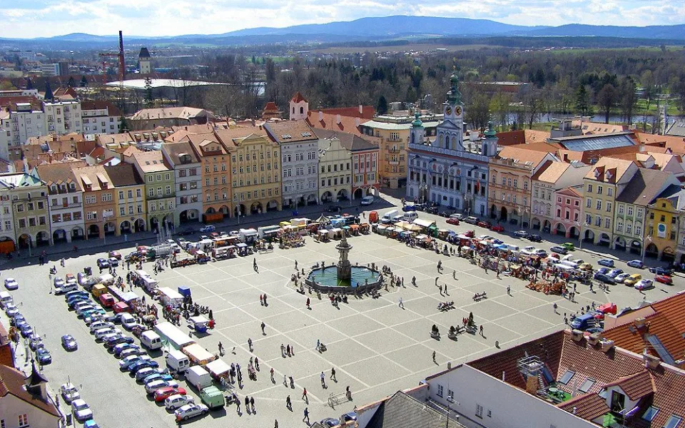 Na snímku z Černé věže se vypíná v pozadí Blanský les, odkud z Kletě lze za mimořádné viditelnosti sledovat panorama Alp.