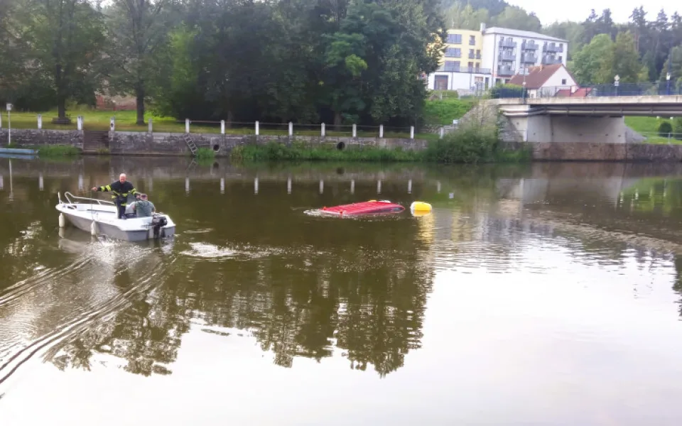 V Kolodějích nad Lužnicí sjela do řeky dodávka, s vyproštěním pomohli potápěči, motorový člun i cisterna