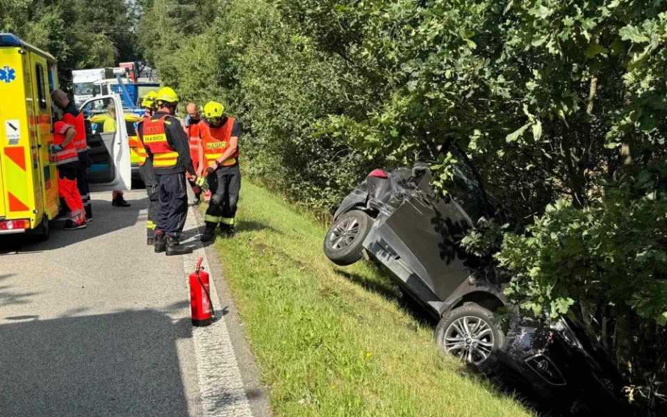 Hromadná nehoda mezi Jindřichovým Hradcem a Kardašovou Řečicí, silnice je zcela uzavřená
