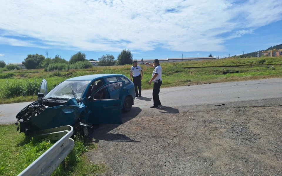 V Písku se srazil vlak s osobním autem. Staršího muže převezli do nemocnice