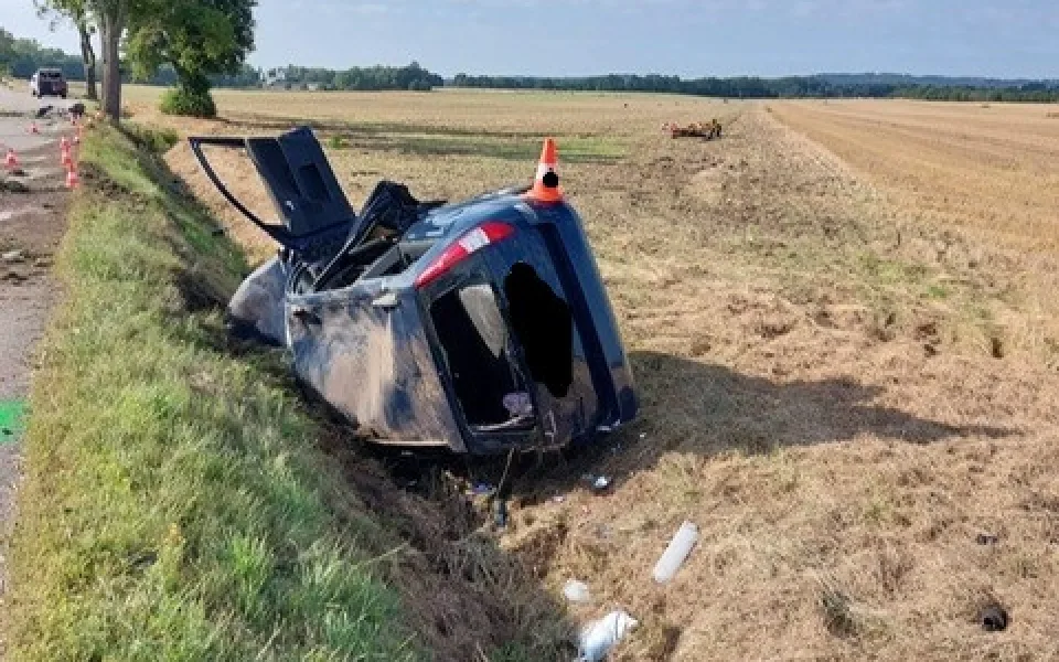 Smrtelná nehoda u Vodňan. Po nárazu do stromu zemřel řidič osobního automobilu
