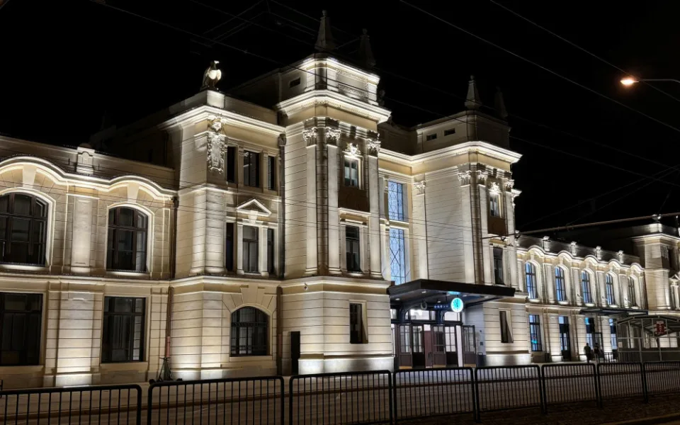 Zrekonstruovanou fasádu budějovického nádraží rozzáří 190 světel
