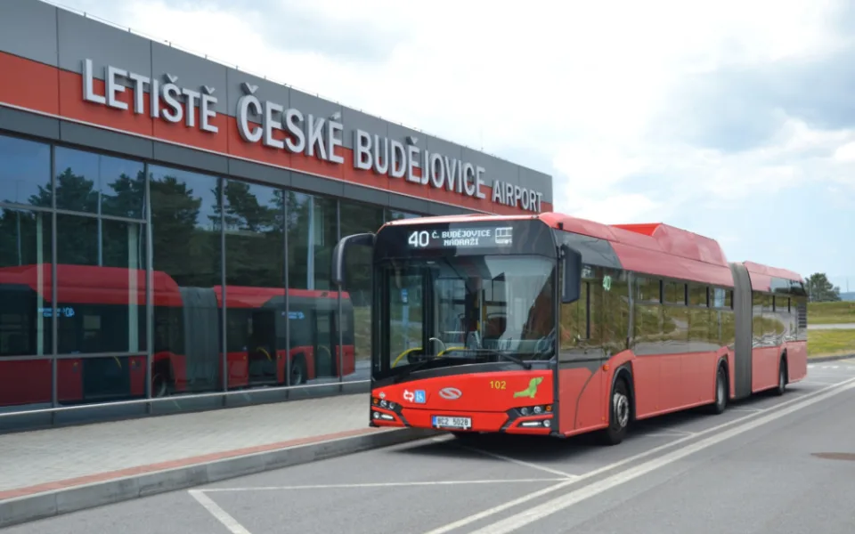 Po plánovaném mostě přes Vltavu by na letiště měla jezdit trolejbusová linka