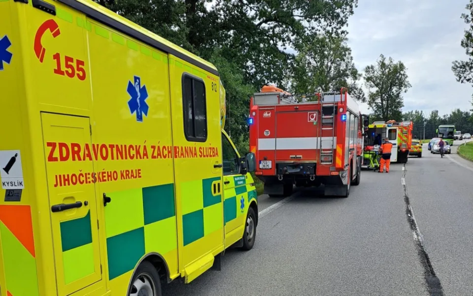 Na Strakonicku se srazila dvě auta. Záchranáři ošetřili čtyři osoby