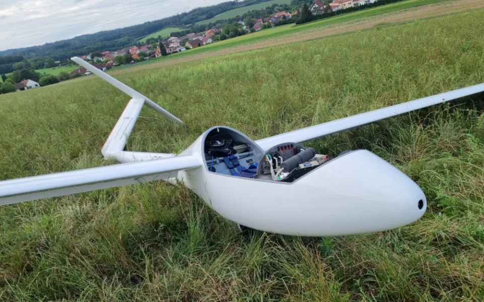 Pilot musel nouzově přistát na poli. Větroň se rozlomil