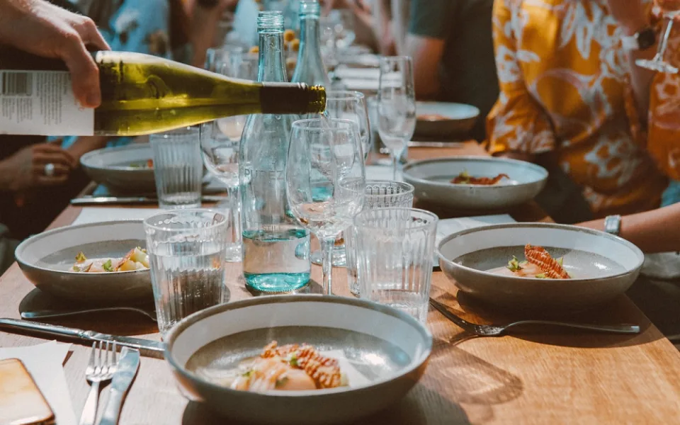 Restaurace zdražují, důvodem jsou drahé náklady, nedostatek personálu i klesající počet hostů