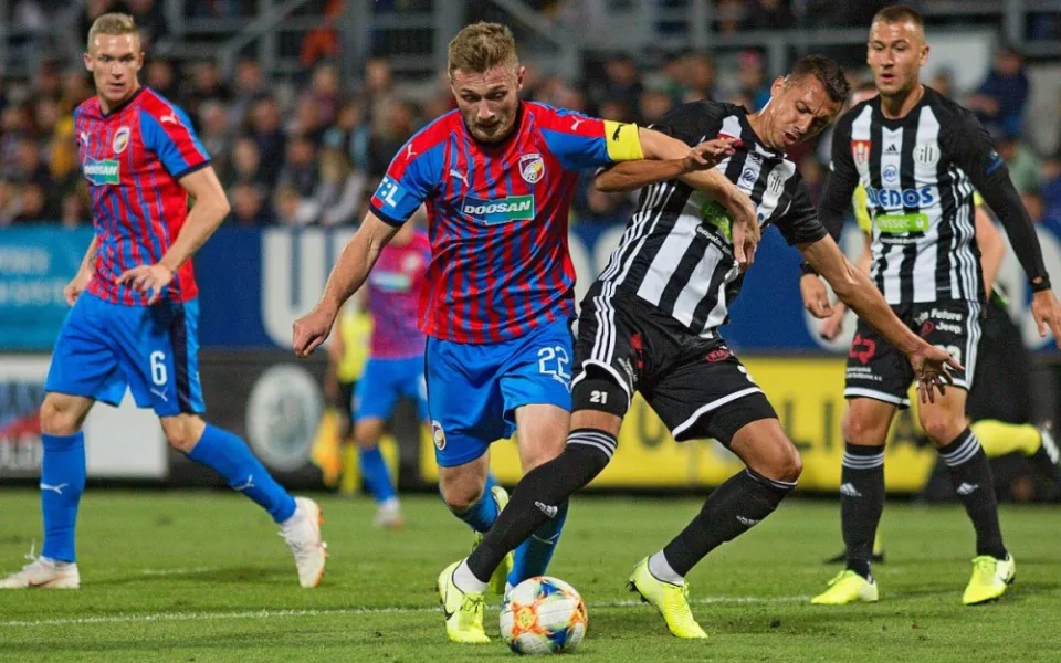 Fotbalisté Plzně vyhráli v Budějovicích 3:0 a nadále ztrácejí dva body na Spartu