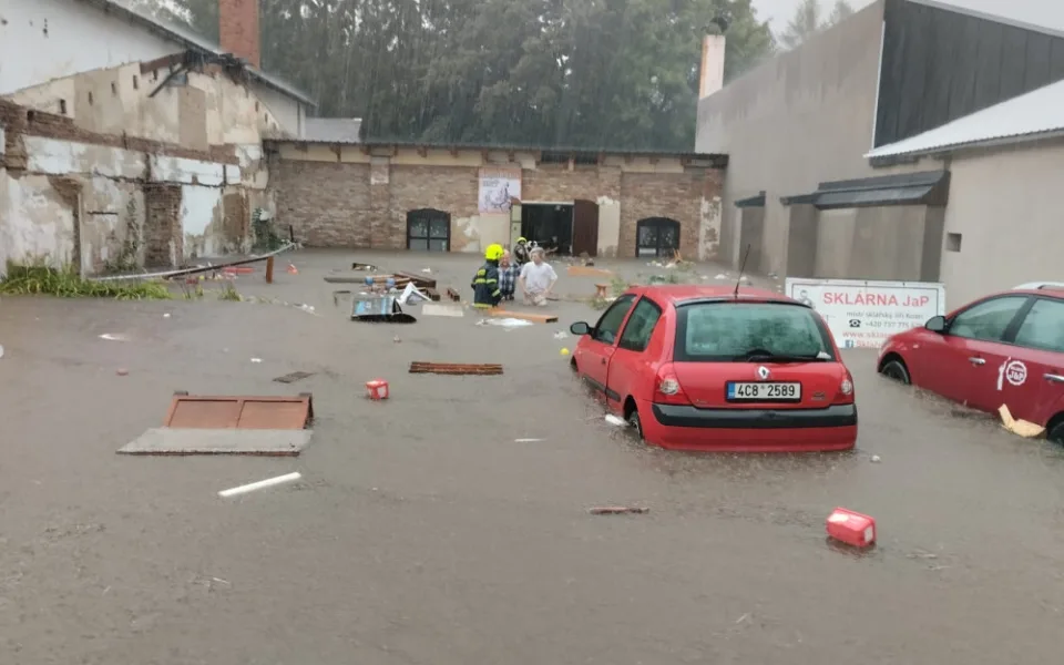 Spadané stromy i auto, které vzala velká voda, včerejší bouřky si vyžádaly desítky hasičských výjezdů