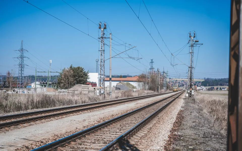 Mezi Dačicemi a Slavonicemi nejezdí vlaky, dráha může být kvůli dešťům podemletá
