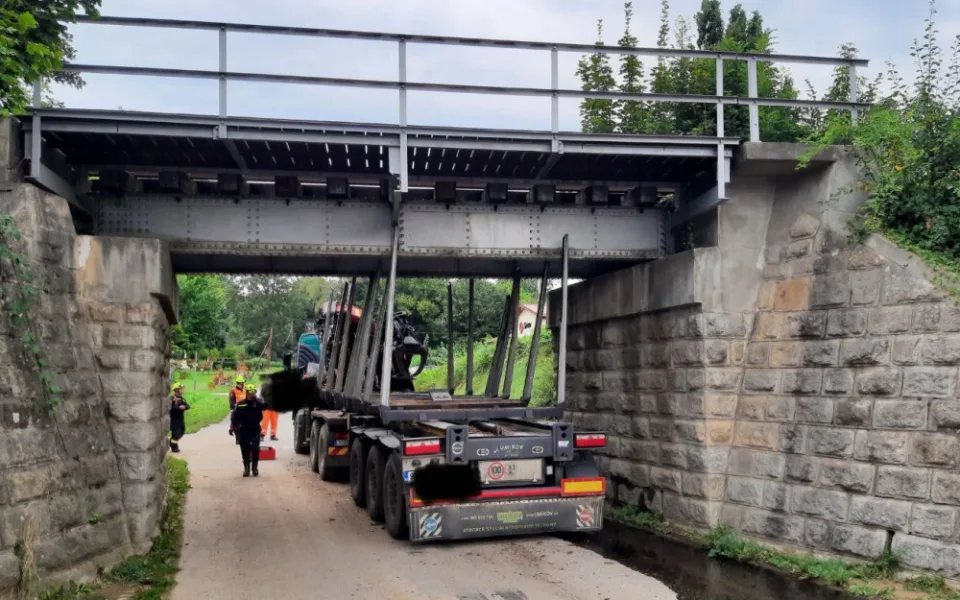 Ve Slavonicích uvízl kamion pod železničním viaduktem