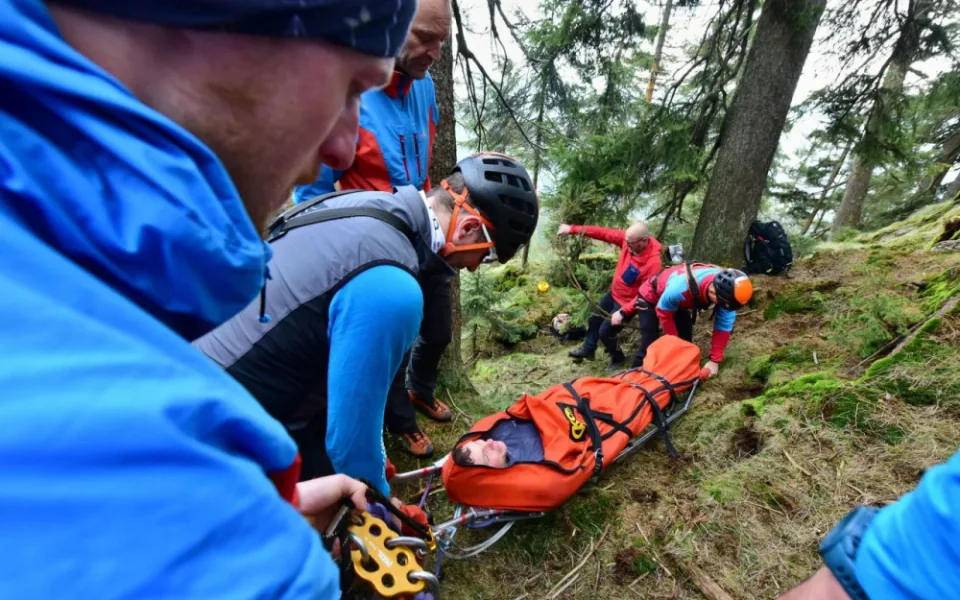 S rostoucí oblibou hor vzrůstá i počet výjezdů horské služby. Pomoc potřebují turisté pěší i na kolech