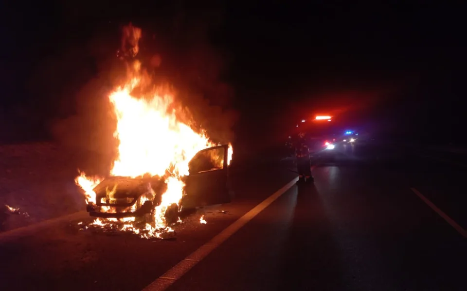 Na dálnici D3 v noci shořelo auto, nehoda se obešla bez zranění