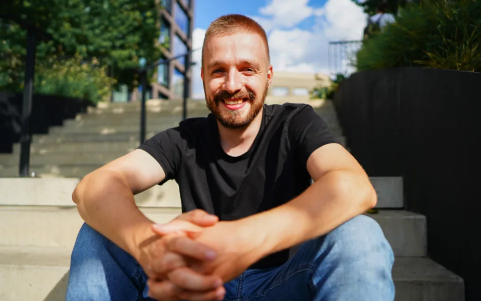 Komik na svých stand-upech griluje diváky. Videa z jeho výstupů mají miliony zhlédnutí