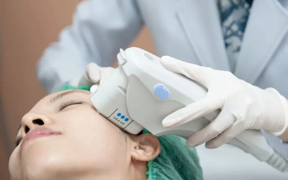 Za oblíbeným liftingem celebrit nemusíte do Prahy či zahraničí. Klinika OK Medical nabízí populární zákrok přístrojem Ultherapy®