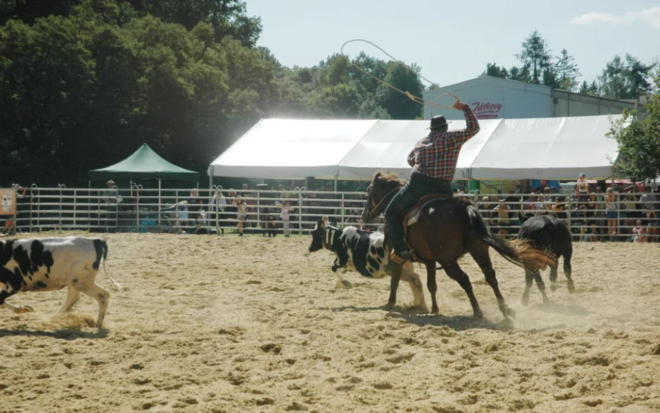 Americké rodeo v Boršově nad Vltavou. Soutěž o mistra ČR, slavnostní atmosféra a spousta zábavy na louce u Vltavy