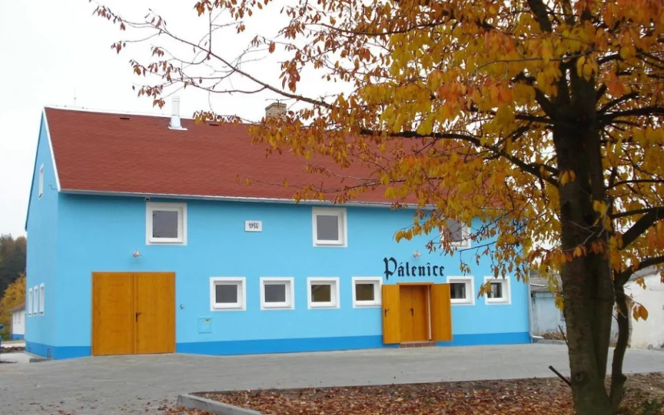Jihočeský Lihovar zahajuje sezonu a přijímá ovoce na pálení