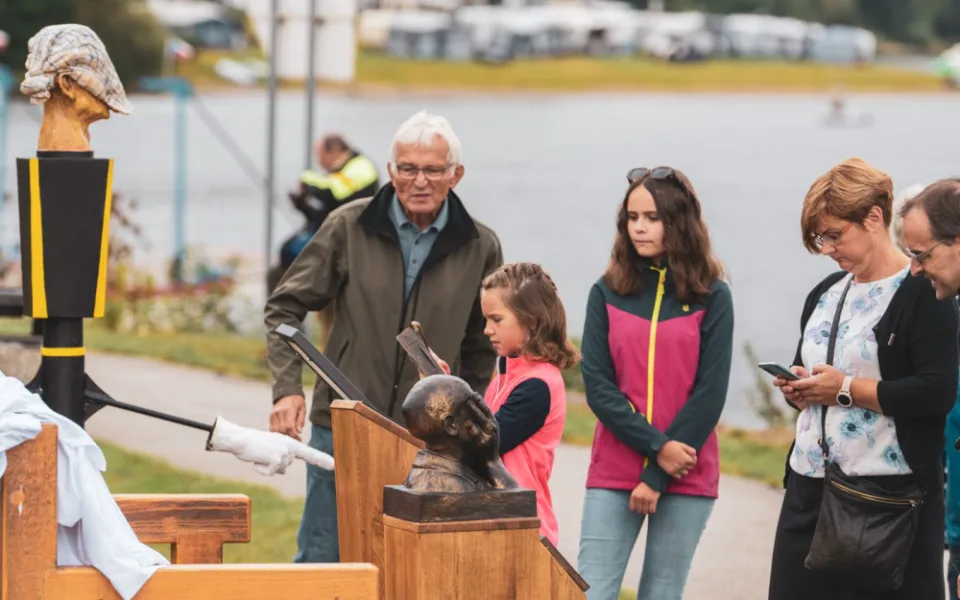 Ve Frymburku nad Vltavou stojí Cimrmanovy busty, dvě u přehrady a jedna v